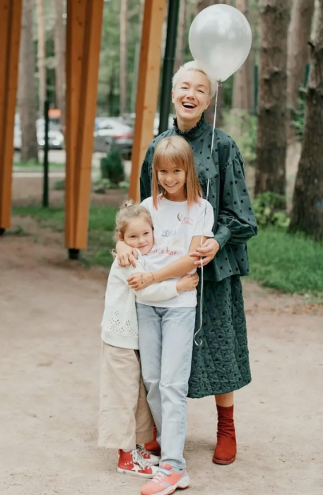 Дарья Мороз с дочкой и сестрой. / Фото: m.5-tv.ru Дарья Мороз с дочкой и сестрой. / Фото: m.5-tv.ru