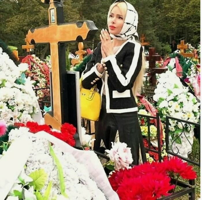 Алёна Кравец устроила фотосессию на могиле Юлии Началовой. 