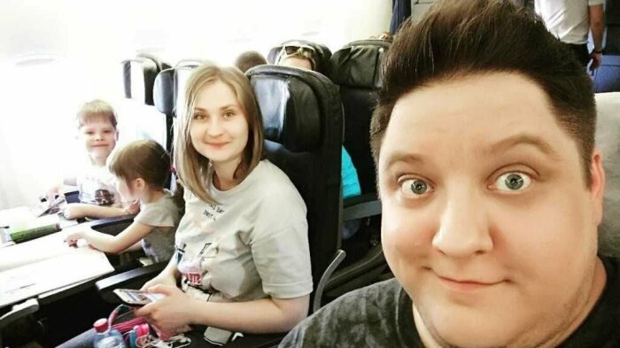 Роман Попов с женой и детьми.