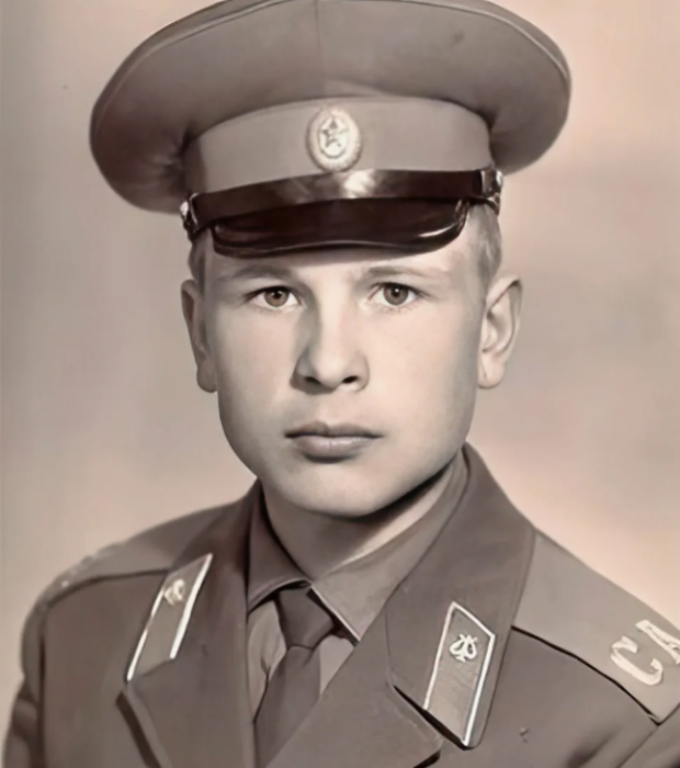 Александр Малинин в армии. / Фото: uznayvse.ru