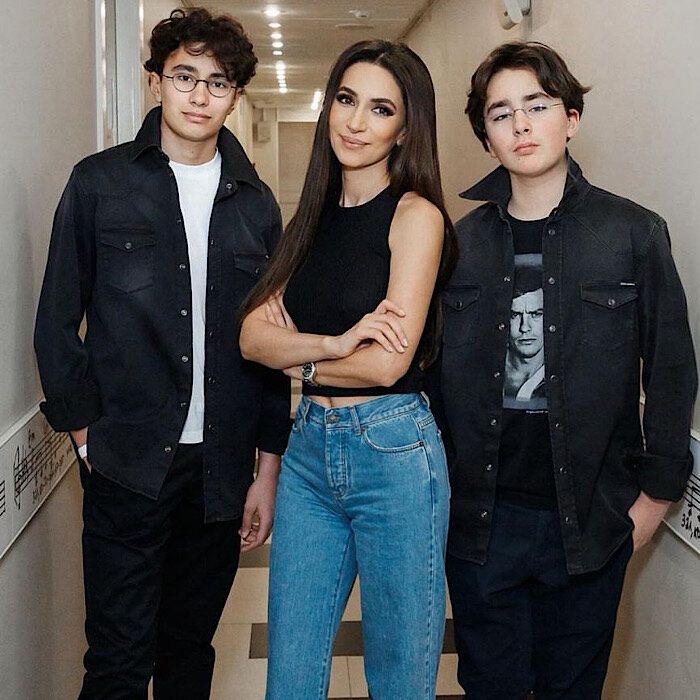 Певица Зара с сыновьями Даниилом и Максимом. Певица Зара с сыновьями Даниилом и Максимом.