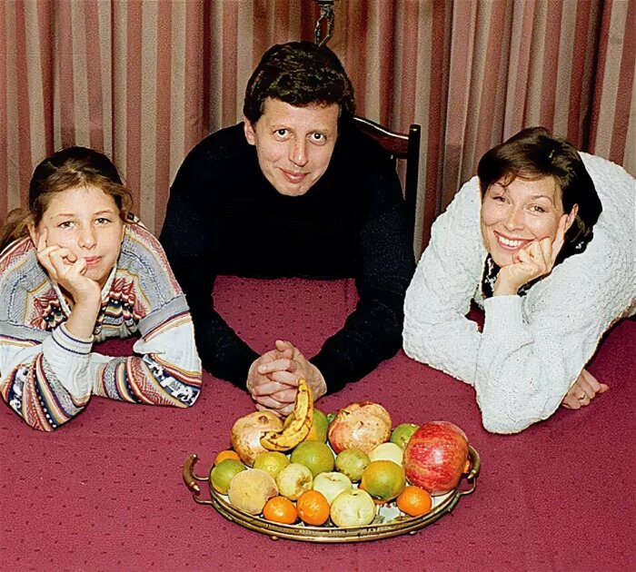 Михаил Ширвиндт со второй женой и дочерью. Михаил Ширвиндт со второй женой и дочерью.