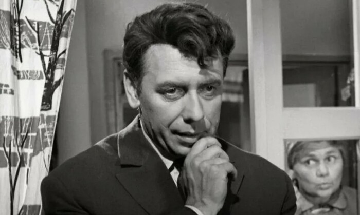 Анатолий Папанов поступил в ГИТИС сразу на второй курс. Анатолий Папанов поступил в ГИТИС сразу на второй курс.