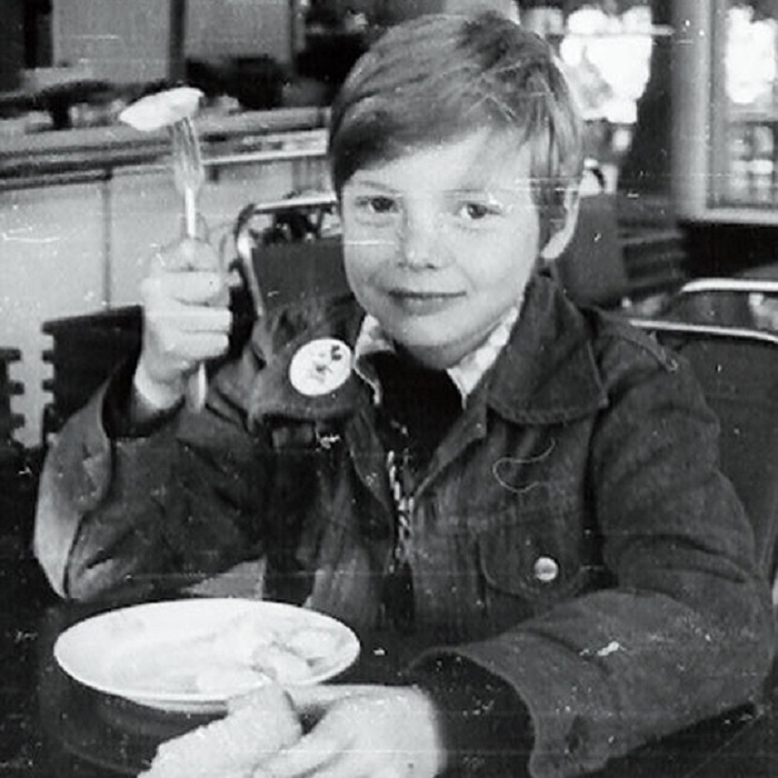 Андрей Григорьев-Апполонов родился в Сочи в 1970 году.