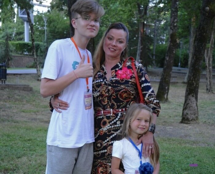 Наталья Громушкина с детьми.
