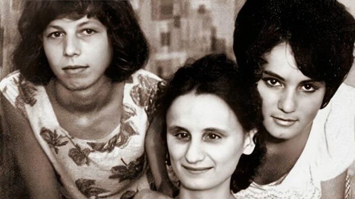 София Ротару (справа) с сёстрами. 