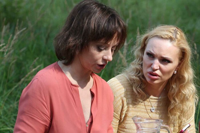 Алла Довлатова в комедийном сериале «Трое в Коми». Алла Довлатова в комедийном сериале «Трое в Коми».