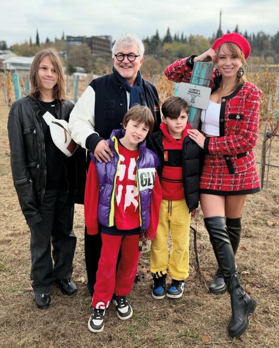 Жена Диброва уверила, что у них всё в порядке. 