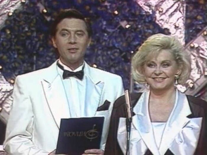 Евгений Меньшов и Ангелина Вовк на «Песне года». / Фото: shkarec.ru