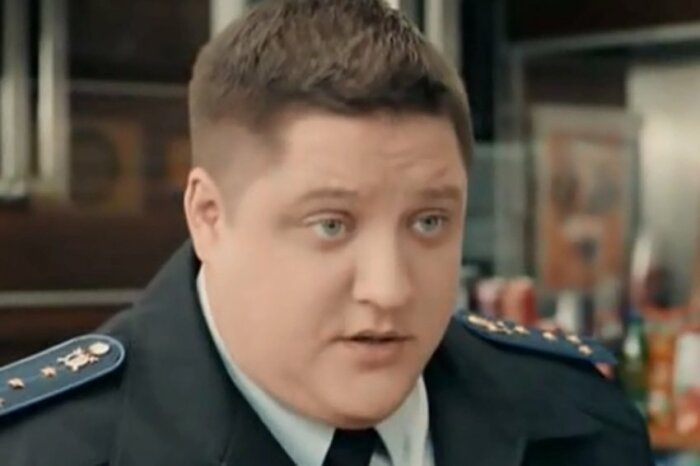 Роман Попов в роли "Мухича". 