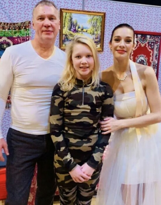 Анатолий Журавлёв с женой Полиной и дочкой Василисой. 