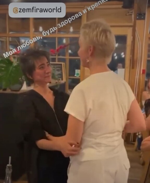 Земфира отпраздновала день рождения в компании Татьяны Лазаревой. Земфира отпраздновала день рождения в компании Татьяны Лазаревой.