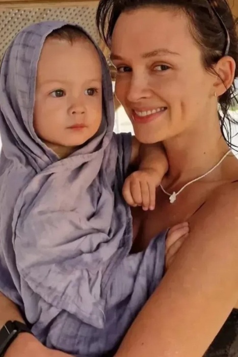 Паулина Андреева с ребёнком на руках. Паулина Андреева с ребёнком на руках.