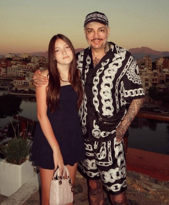 Алла-Виктория заметно подросла и скоро догонит отца.