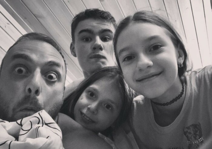 Максим Щеголев подружил всех своих детей. Максим Щеголев подружил всех своих детей.