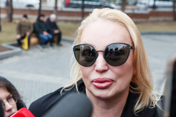 Алла Довлатова продолжает работать на телевидении. Алла Довлатова продолжает работать на телевидении.