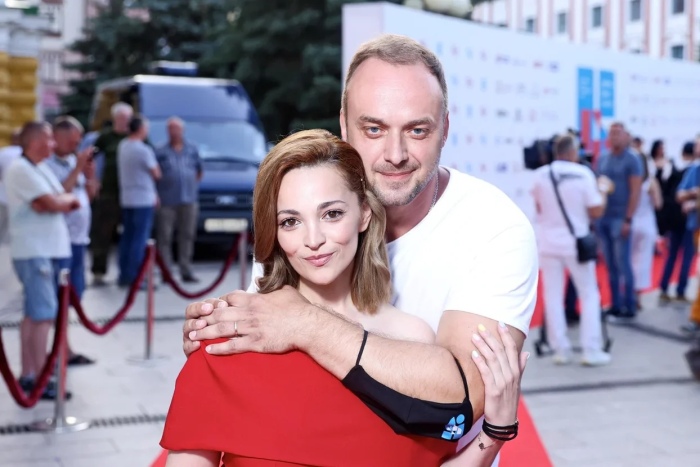 Максим Щеголев с певицей Теоной Дольниковой. Максим Щеголев с певицей Теоной Дольниковой.