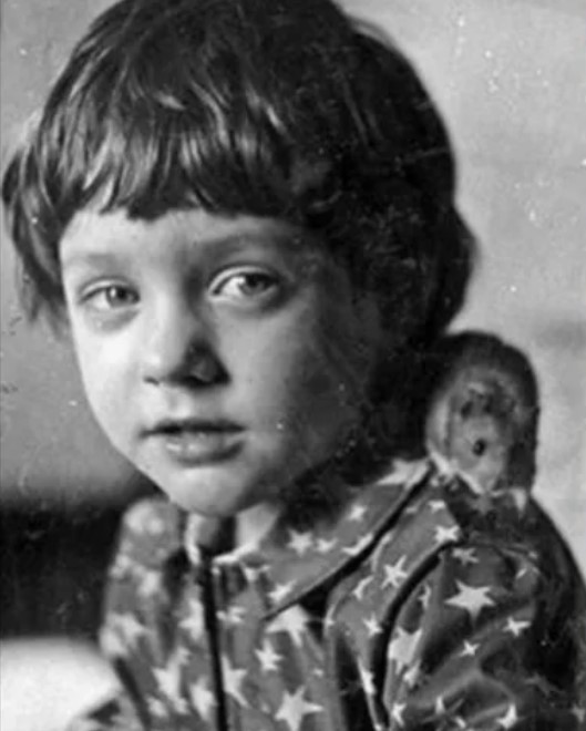 Роман Попов родился в украинском Конотопе. 