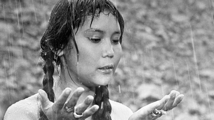 Наталья Аринбасарова в фильме "Первый учитель".