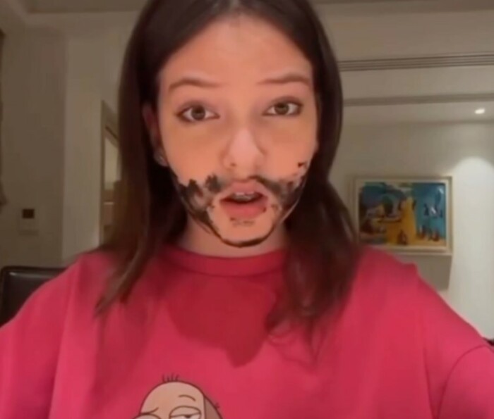 Алла-Виктория открыто смеется над отцом в соцсетях. 