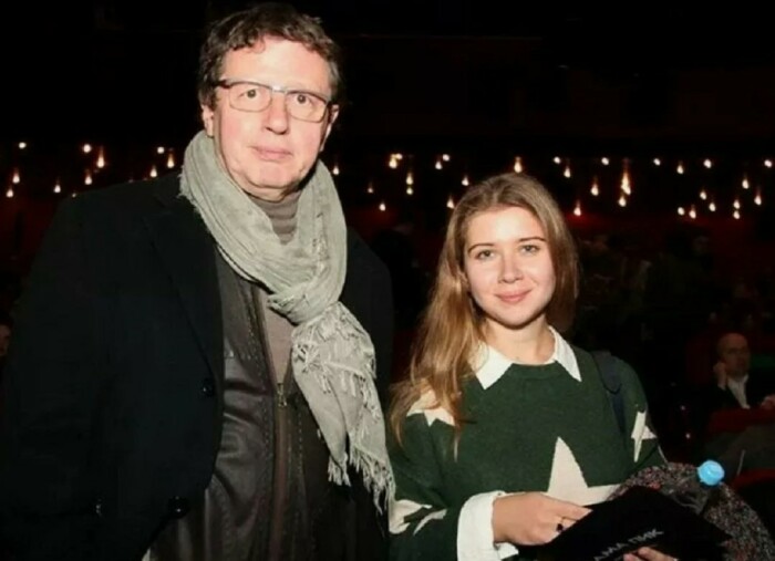 Молодая жена Михаила стесняется, когда мужа путают с отцом. Молодая жена Михаила стесняется, когда мужа путают с отцом.