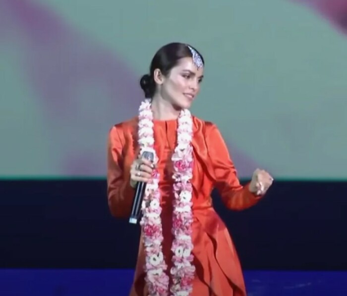 Сати Казанова занимается «духовным развитием».