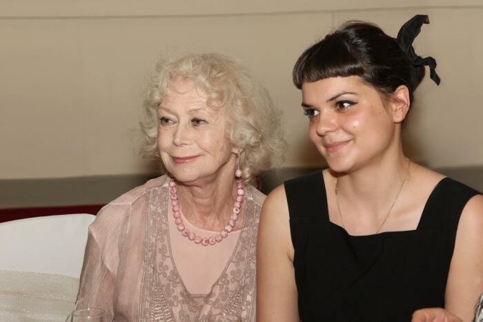 Полина Лазарева - внучка Светланы Немоляевой. Полина Лазарева - внучка Светланы Немоляевой.