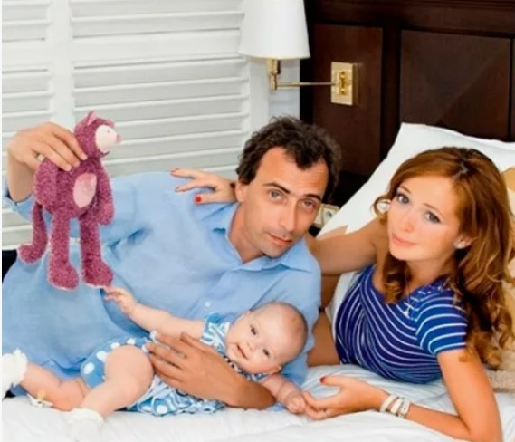 Елена Захарова с дочкой Анной-Марией и Сергеем Мамотовым. 