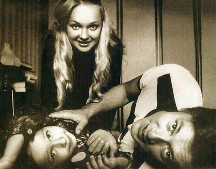 Наталья Гвоздикова и Евгений Жариков с сыном. / Фото: vk.com