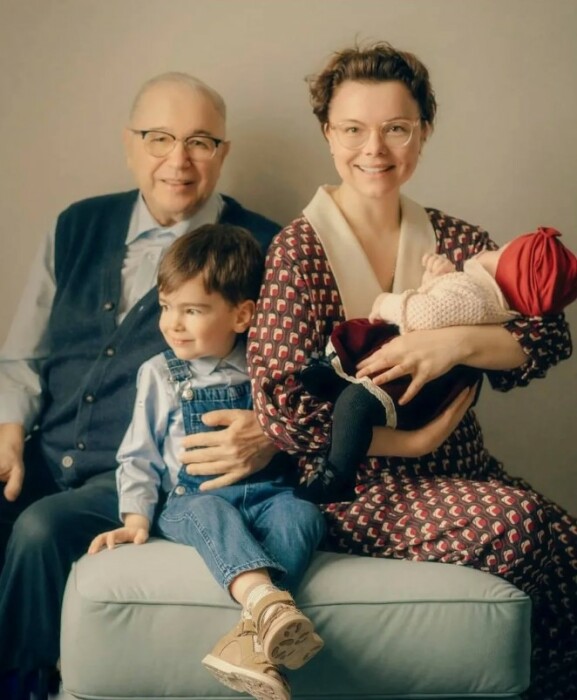 Евгений Петросян со своей молодой семьей. Евгений Петросян со своей молодой семьей.