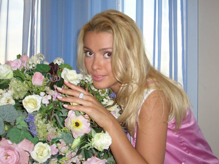 Алёна Кравец пыталась быть певицей и актрисой. 