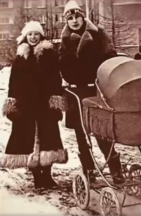 Александр Малинин и Ольга Зарубина на прогулке с дочкой Кирой. / Фото: www.thevoicemag.ru