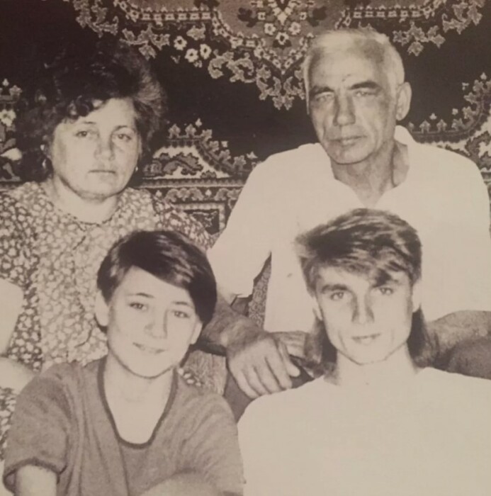 Певица Земфира с родителями и братом. Певица Земфира с родителями и братом.