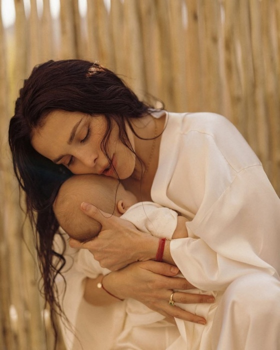 Сати Казанова стала мамой в 42 года. 