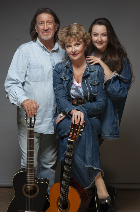 Есипенко Марина с дочкой и мужем. Есипенко Марина с дочкой и мужем.