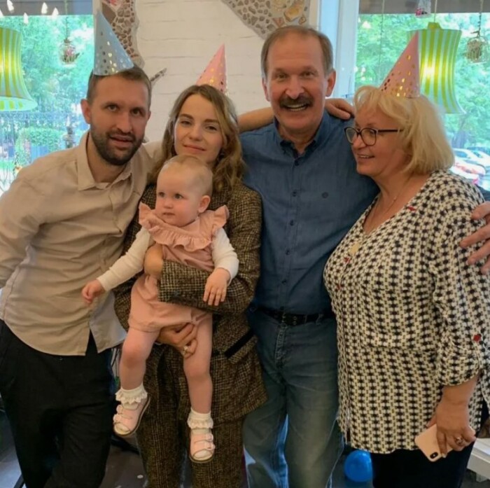 Иван Добронравов со своей семьей. Иван Добронравов со своей семьей.