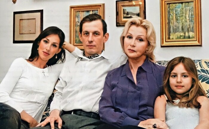 Валентина Титова с детьми и внучкой. 