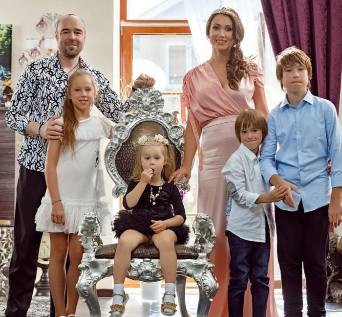 Елена Товстик родила Роману 6-х детей.