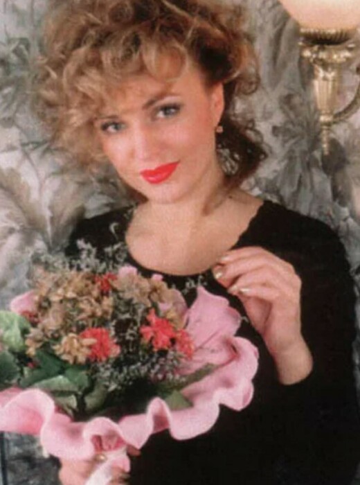 Аллу Довлатову на самом деле зовут Мария Евстрахина. Аллу Довлатову на самом деле зовут Мария Евстрахина.