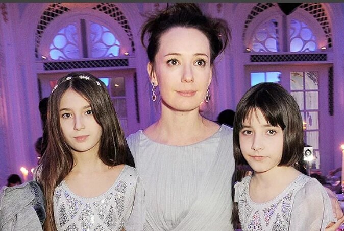 Чулпан Хаматова со старшими дочками. 