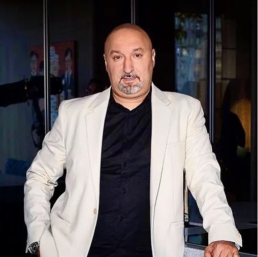 Арам Арчер родом из Баку. Арам Арчер родом из Баку.