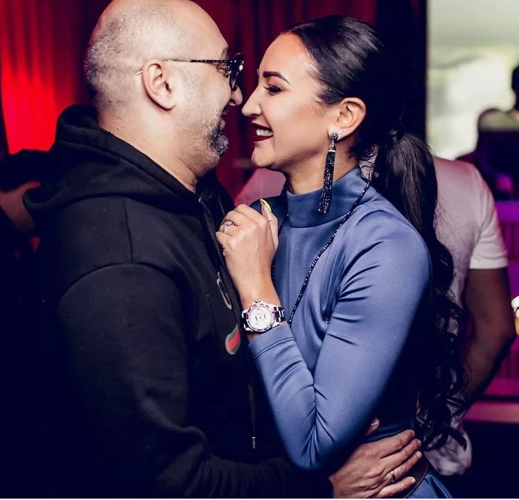 Арам Арчер и Бузова отрицают любые отношения кроме дружеских и рабочих. Арам Арчер и Бузова отрицают любые отношения кроме дружеских и рабочих.