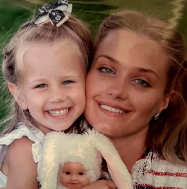 Аврора Киба с мамой.