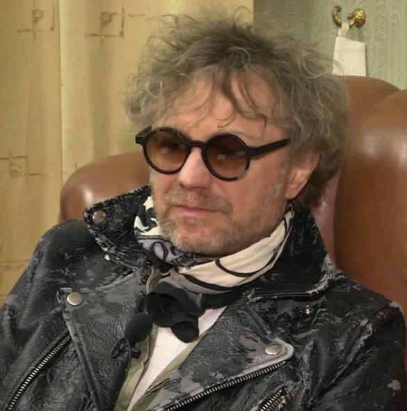 Игорь Касилов пишет книги и ставит спектакли. 