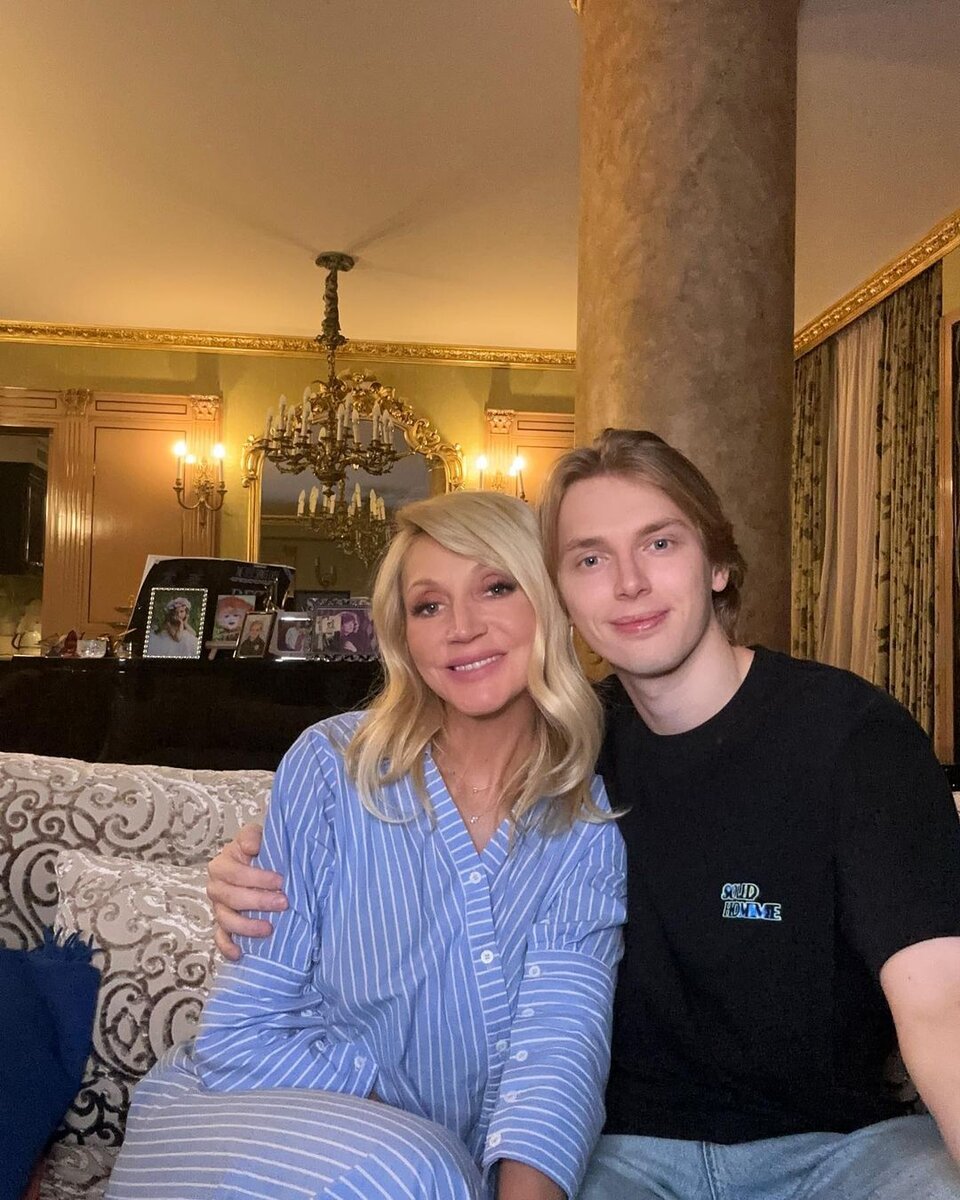 Дени Байсаров не общается со звездными родственниками. 