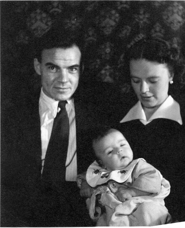 Михаил Глузский с женой и ребёнком. Михаил Глузский с женой и ребёнком.