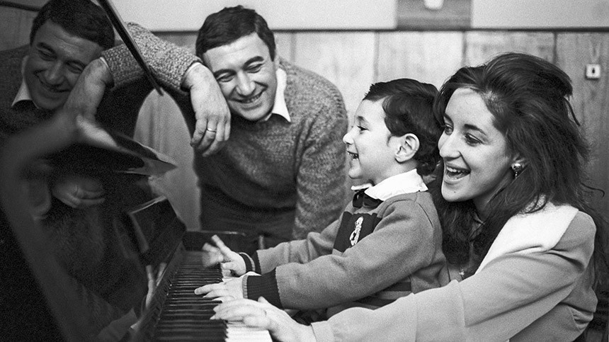 Тамара Гвердцители с режиссёром Георгием Кахабришвили и сыном. Тамара Гвердцители с режиссёром Георгием Кахабришвили и сыном.