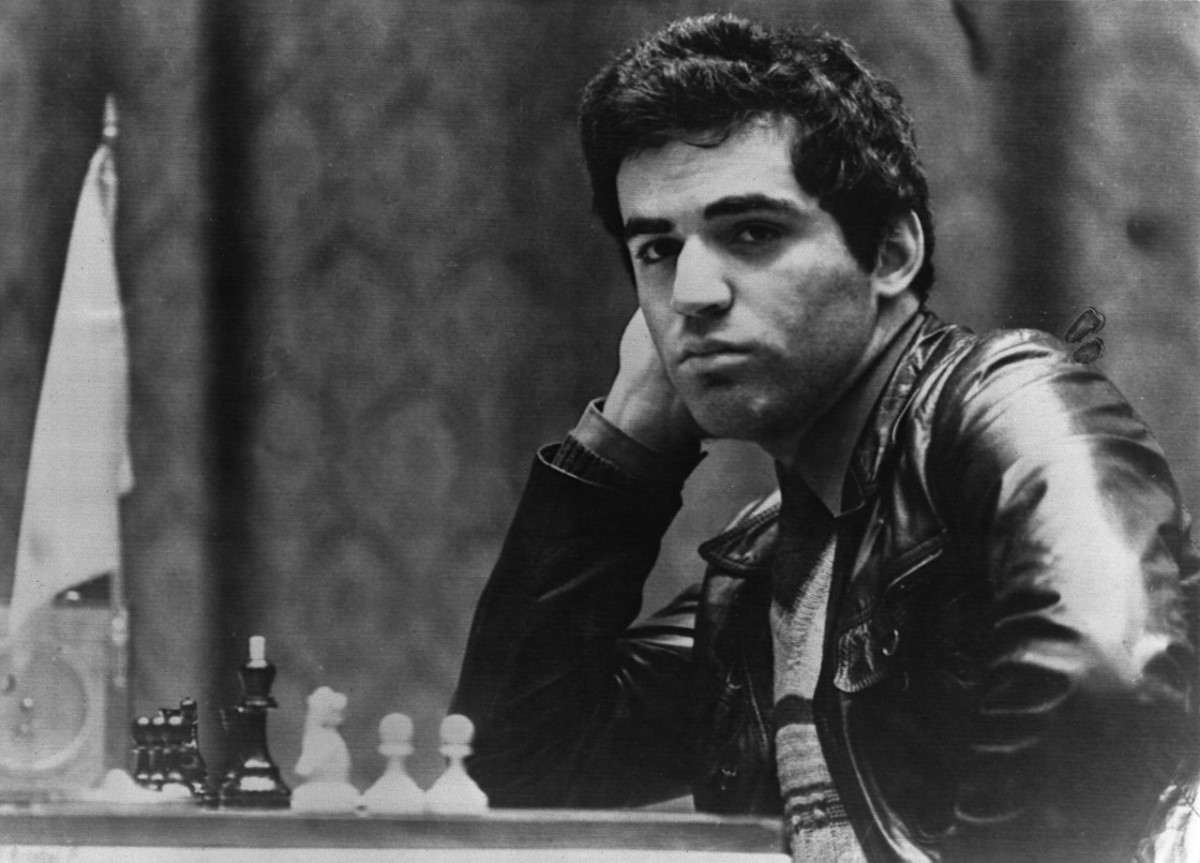 В 1999 году он провёл уникальный матч, играя против всех пользователей интернета сразу. В 1999 году он провёл уникальный матч, играя против всех пользователей интернета сразу.