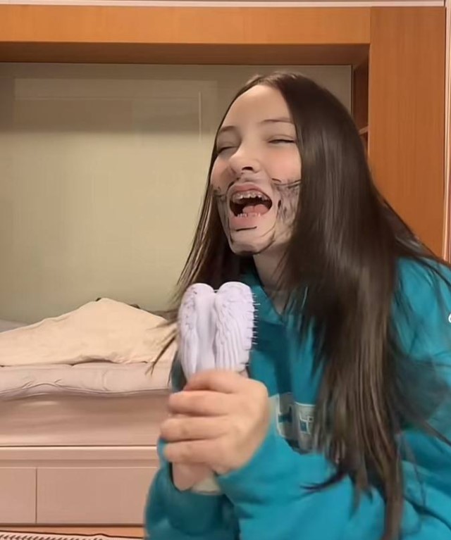 Алла-Виктория нередко пародирует отца. Алла-Виктория нередко пародирует отца.