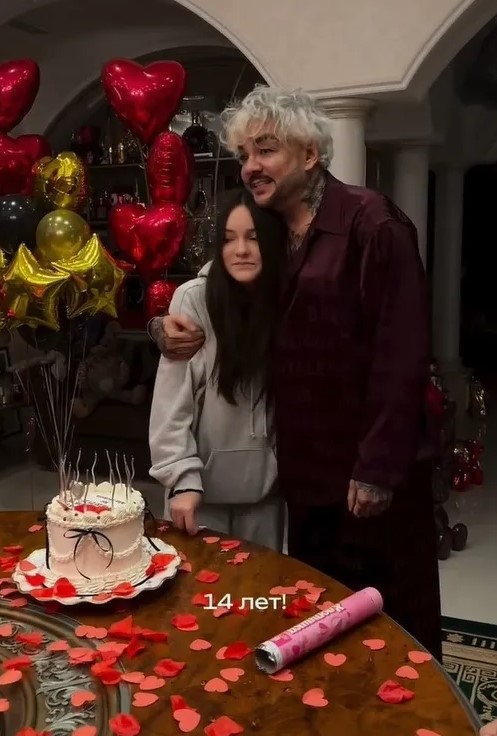 Алла-Виктория принимает поздравления от близких. Алла-Виктория принимает поздравления от близких.